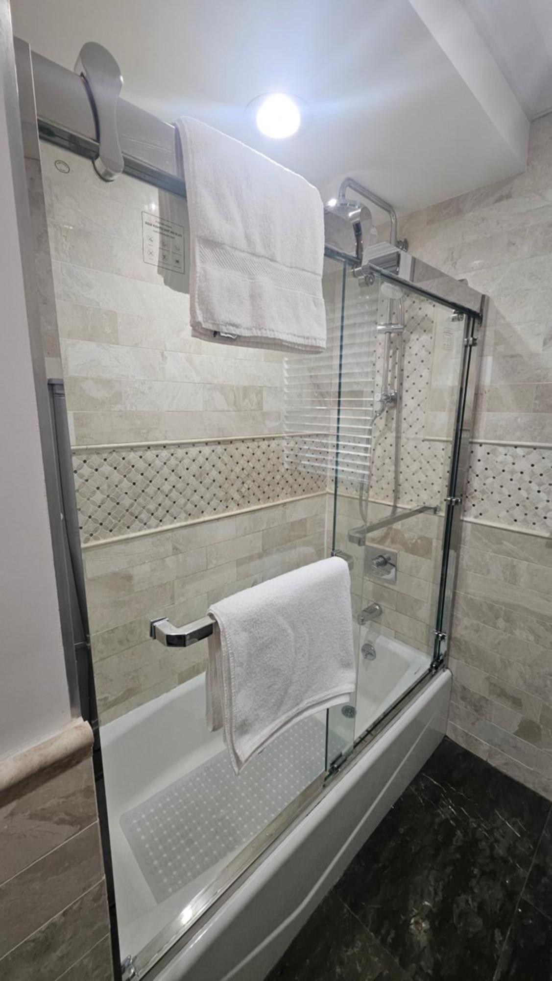 Luxury Hotel-Style Room In Queens, New York City Exterior photo